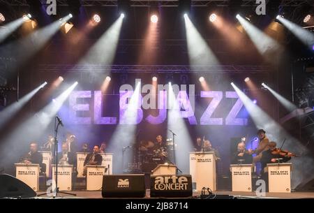 Hamburg, Deutschland. 03.. Juni 2022. Das Moka Efti Orchestra spielt auf der Hauptbühne des Elbjazz Festivals auf dem Gelände der Werft Blohm Voss. Quelle: Markus Scholz/dpa/Alamy Live News Stockfoto