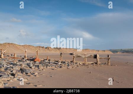 Alte hölzerne Groynes am Strand von Cow Point, Devon, Großbritannien Stockfoto