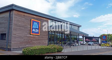 Aldi Discounter Supermarkt, Winwick Road, Warrington, Cheshire, England, UK, WA2 9SA Stockfoto