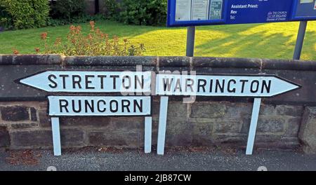 Alte Schilder nach Stretton, Runcorn, Warrington, im Appleton Thorn Village Centre, Warrington, Cheshire, England, Großbritannien, WA4 4RT Stockfoto
