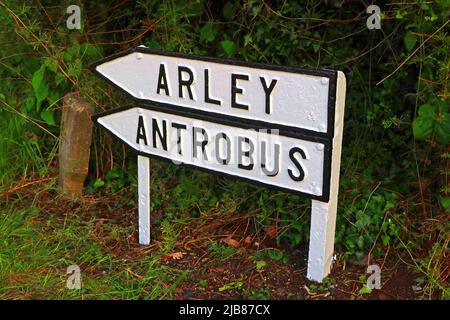 Altmodische Wegweiser nach Arley und Antrobus, Appleton Thorn, Warrington, Cheshire, England, Großbritannien Stockfoto