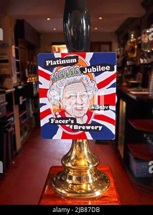 Elizabeth II. - Tribut an die Queens Platinum Jubilee Bitter 4,5% ABV, von Facers Brewery, Aber Rd, Flint , North Wales, UK, CH6 5YL Stockfoto