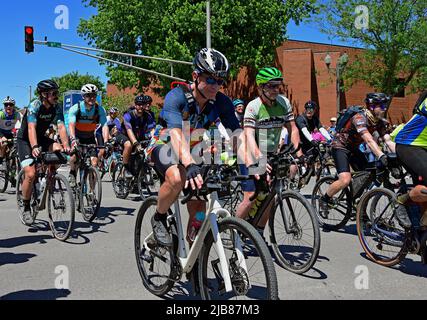 Emporia, KS, USA. 3.. Juni 2022. Ungebundene XL-Fahrer verlassen das Starttor bei 6. und Mechanic Street in Richtung Süden auf der ersten Etappe der 350 Meilen langen zweitägigen Fahrt durch die Flint Hills von Kansas. Die Fahrt führt die Fahrer zuerst nach Süden über den Cottonwood River am Südrand von Emporia, dann entlang von Schmutz-, Kies- und schlammigen Straßen und über kleine Bäche und Bäche und durch die offene Tallgrasprärie am 3. Juni 2022 in Emporia, Kansas. Kredit: Mark Reinstein/Media Punch/Alamy Live Nachrichten Stockfoto