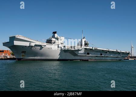 HMS Queen Elizabeth kleidete sich in der Gesamtwertung für das Platin-Jubiläum der Königin. Am Krönungstag, dem 2.. Juni 2022, gesehen am Marinestützpunkt Portsmouth, Großbritannien. Stockfoto