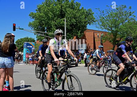 Emporia, KS, USA. 3.. Juni 2022. Ungebundene XL-Fahrer verlassen das Starttor bei 6. und Mechanic Street in Richtung Süden auf der ersten Etappe der 350 Meilen langen zweitägigen Fahrt durch die Flint Hills von Kansas. Die Fahrt führt die Fahrer zuerst nach Süden über den Cottonwood River am Südrand von Emporia, dann entlang von Schmutz-, Kies- und schlammigen Straßen und über kleine Bäche und Bäche und durch die offene Tallgrasprärie am 3. Juni 2022 in Emporia, Kansas. Kredit: Mark Reinstein/Media Punch/Alamy Live Nachrichten Stockfoto