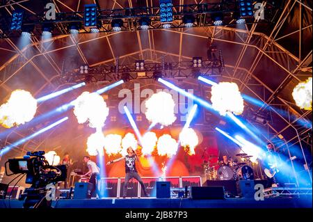 Leeds, Großbritannien. 03.. Juni 2022. Jason McCaslin, Schlagzeuger Frank Zummo, Gitarrist Tom Thacker, Sänger Deryck Whibley und Gitarrist Dave Baksh vom Sum 41 Headline Slam Dunk Festival in Temple Newsam, Leeds . 2022-06-03. Kredit: Gary Mather/Alamy Live Nachrichten Stockfoto