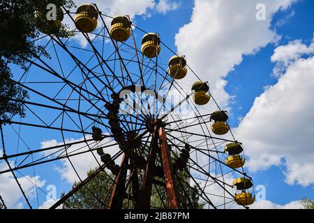 Pripjat, Ukraine. 3.. Juni 2022. Gesamtansicht des Pripyat-Riesenrads. Nachdem russische Truppen Tschernobyl verlassen haben, hat die ukrainische Armee die Kontrolle über den Standort übernommen. Die Strahlenbelastung stieg aufgrund von Erdarbeiten an Orten wie dem bekannten Roten Wald, wo russische Truppen Gräben gruben. Die Ukraine steht nicht nur vor einem Eindringling in Tschernobyl, sie muss auch gegen einen unsichtbaren Feind, die Strahlung, kämpfen. (Bild: © Raul Moreno/SOPA Images via ZUMA Press Wire) Quelle: ZUMA Press, Inc./Alamy Live News Stockfoto