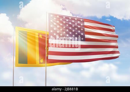 Sonniger blauer Himmel und Flaggen der vereinigten Staaten von amerika und sri lanka Stockfoto
