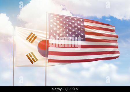 Sonniger blauer Himmel und Flaggen der vereinigten Staaten von amerika und Südkorea Stockfoto