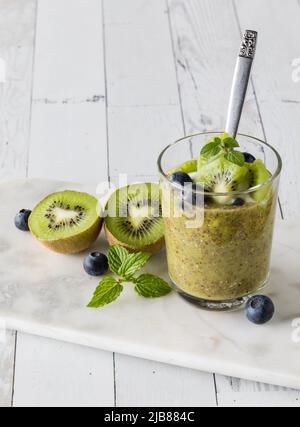 Kiwi Chia Parfait gekrönt mit Vanillejoghurt und Heidelbeeren, fertig zum Essen. Stockfoto