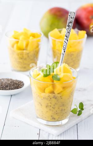 Gesunde Mango Chia Pudding Parfaits, bereit zum Essen. Stockfoto