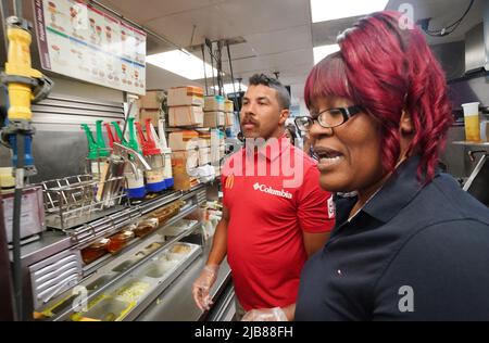 East St. Louis, USA. 03.. Juni 2022. NASCar-Fahrer Bubba Wallace lernt, wie man McDonald's-Sandwiches mit Hilfe des Bereichsleiters Toni Sims zubereitet, während er am Freitag, den 3. Juni 2022, einen McDonalds in East St. Louis, Illinois, besucht. Wallace wird am Samstag, den 5. Juni 2022, in Madison, Illinois, an einem NASCar-Cup-Rennen teilnehmen. Foto von Bill Greenblatt/UPI Credit: UPI/Alamy Live News Stockfoto