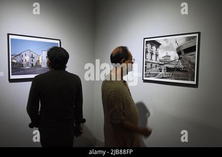 Kalkutta, Westbengalen, Indien. 3.. Juni 2022. Eine Ausstellung der italienischen Fotografin Gabriele Basilico (1944 ''“ 2013), Das aus 21 monochromen und farbigen Dokumentationen besteht, die auf der Transformation der urbanen zeitgenössischen Landschaften der Welt basieren, zeigt die Form und Identität von Städten und Metropolen vom 3.. Bis 19.. Juni 2022 in Kalkutta und zum 2.. Mal in Indien. (Bild: © Biswarup Ganguly/Pacific Press via ZUMA Press Wire) Bild: ZUMA Press, Inc./Alamy Live News Stockfoto