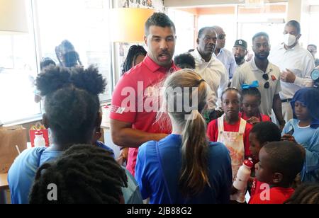 East St. Louis, USA. 03.. Juni 2022. NASCaar-Fahrer Bubba Wallacetalks zu Kindern beim Besuch eines McDonalds in East St. Louis, Illinois am Freitag, 3. Juni 2022. Wallace wird am Samstag, den 5. Juni 2022, in Madison, Illinois, an einem NASCar-Cup-Rennen teilnehmen. Foto von Bill Greenblatt/UPI Credit: UPI/Alamy Live News Stockfoto