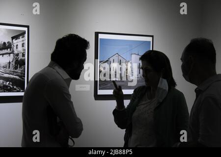 Kalkutta, Westbengalen, Indien. 3.. Juni 2022. Eine Ausstellung der italienischen Fotografin Gabriele Basilico (1944 ''“ 2013), Das aus 21 monochromen und farbigen Dokumentationen besteht, die auf der Transformation der urbanen zeitgenössischen Landschaften der Welt basieren, zeigt die Form und Identität von Städten und Metropolen vom 3.. Bis 19.. Juni 2022 in Kalkutta und zum 2.. Mal in Indien. (Bild: © Biswarup Ganguly/Pacific Press via ZUMA Press Wire) Bild: ZUMA Press, Inc./Alamy Live News Stockfoto