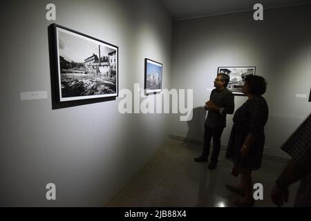 Kalkutta, Westbengalen, Indien. 3.. Juni 2022. Eine Ausstellung der italienischen Fotografin Gabriele Basilico (1944 ''“ 2013), Das aus 21 monochromen und farbigen Dokumentationen besteht, die auf der Transformation der urbanen zeitgenössischen Landschaften der Welt basieren, zeigt die Form und Identität von Städten und Metropolen vom 3.. Bis 19.. Juni 2022 in Kalkutta und zum 2.. Mal in Indien. (Bild: © Biswarup Ganguly/Pacific Press via ZUMA Press Wire) Bild: ZUMA Press, Inc./Alamy Live News Stockfoto