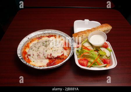 Große Scheibe köstliche hausgemachte Lasagne im italienischen Stil Stockfoto