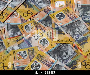 Nahaufnahme vieler australischer 50-Dollar-Scheine. Stockfoto