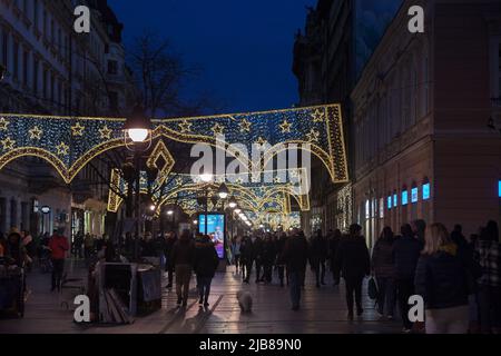 Bild der Belgrader Weihnachtsdekoration auf der Kneza Mihailova Straße in der Nacht mit einer Menge Fußgänger zu Fuß, in Belgrad, Serbien. Stockfoto
