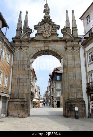 Bogen des Neuen Tores, Arco da Porta Nova, Ende des 18.. Jahrhunderts, gekrönt mit dem Bild unserer Lieben Frau von Nazareth, Braga, Portugal Stockfoto