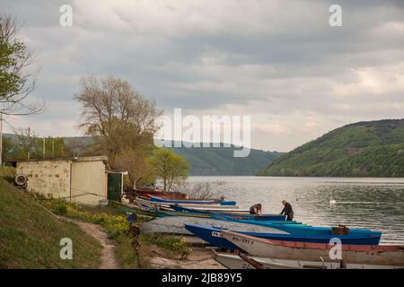 Bild von zwei Männern, die Fischerboote in der Nähe des serbischen Dorfes Banatska Palanka an der Donau vorbereiten. Das Dorf liegt in der Donau gorg Stockfoto