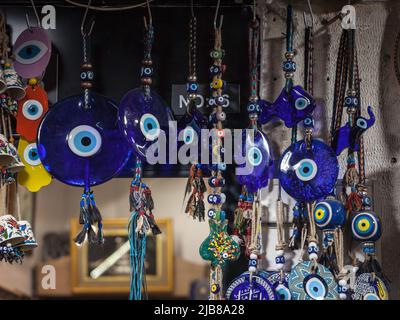Bild eines nazar Amuletts zum Verkauf in Istanbul. Ein nazar ist ein augenförmiges Amulett, von dem angenommen wird, dass es vor dem bösen Auge schützt. Der Begriff wird auch in Aze verwendet Stockfoto