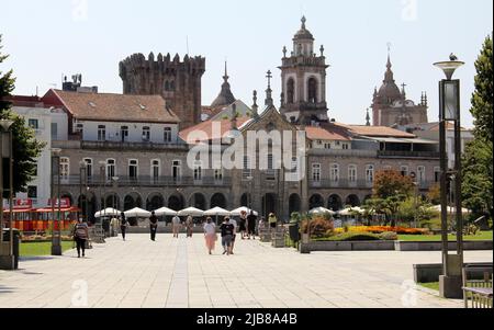 Historische Handelspassage mit Blick auf den Platz der Republik, erbaut um die Lapa-Kirche im frühen 18.. Jahrhundert, Braga, Portugal Stockfoto