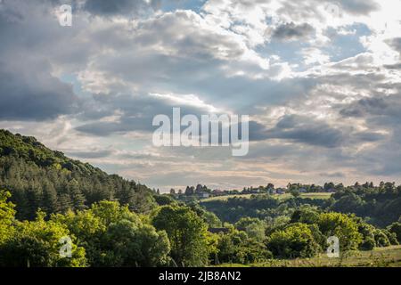 Bild einer typischen Landschaft Serbiens mit serbischen Höfen, einem seosko domacinstvo, umgeben von Feldern, in einem Tal von Barajevo. Stockfoto