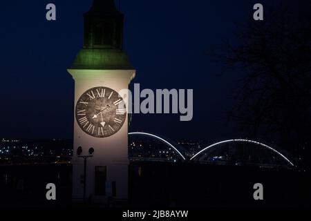 Bild des Uhrturms der Festung Novi Sad Petrovaradin, eines der Symbole Serbiens, und des Ortes, an dem das Musikfestival Exit organisiert wird Stockfoto