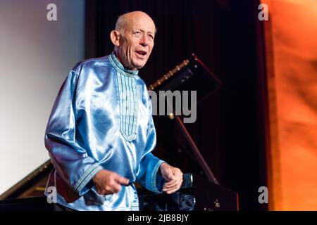 Cottbus, Deutschland. 03.. Juni 2022. Der australische Ausnahmepianist David Helfgott gibt ein Konzert im Cottbuser Filmtheater „Weltspiegel“. Die Stadt in der Lausitz ist neben Luzern und New York einer der letzten drei Konzertorte des außergewöhnlichen Pianisten außerhalb seiner Heimat Australien. David Helfgott ist einer der berühmtesten Musiker der Welt. 2006 wurde er als erster Musiker, der mit zahlreichen internationalen Preisen ausgezeichnet wurde, in den Walk of Fame in Australien aufgenommen. Quelle: Frank Hammerschmidt/dpa/Alamy Live News Stockfoto