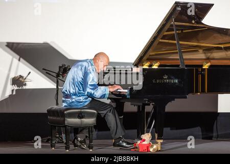 Cottbus, Deutschland. 03.. Juni 2022. Der australische Ausnahmepianist David Helfgott gibt ein Konzert im Cottbuser Filmtheater „Weltspiegel“. Die Stadt in der Lausitz ist neben Luzern und New York einer der letzten drei Konzertorte des außergewöhnlichen Pianisten außerhalb seiner Heimat Australien. David Helfgott ist einer der berühmtesten Musiker der Welt. 2006 wurde er als erster Musiker, der mit zahlreichen internationalen Preisen ausgezeichnet wurde, in den Walk of Fame in Australien aufgenommen. Quelle: Frank Hammerschmidt/dpa/Alamy Live News Stockfoto