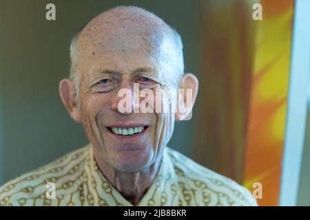 Cottbus, Deutschland. 03.. Juni 2022. Der australische Ausnahmepianist David Helfgott gibt ein Konzert im Cottbuser Filmtheater „Weltspiegel“. Die Stadt in der Lausitz ist neben Luzern und New York einer der letzten drei Konzertorte des außergewöhnlichen Pianisten außerhalb seiner Heimat Australien. David Helfgott ist einer der berühmtesten Musiker der Welt. 2006 wurde er als erster Musiker, der mit zahlreichen internationalen Preisen ausgezeichnet wurde, in den Walk of Fame in Australien aufgenommen. Quelle: Frank Hammerschmidt/dpa/Alamy Live News Stockfoto