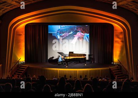 Cottbus, Deutschland. 03.. Juni 2022. Der australische Ausnahmepianist David Helfgott gibt ein Konzert im Cottbuser Filmtheater „Weltspiegel“. Die Stadt in der Lausitz ist neben Luzern und New York einer der letzten drei Konzertorte des außergewöhnlichen Pianisten außerhalb seiner Heimat Australien. David Helfgott ist einer der berühmtesten Musiker der Welt. 2006 wurde er als erster Musiker, der mit zahlreichen internationalen Preisen ausgezeichnet wurde, in den Walk of Fame in Australien aufgenommen. Quelle: Frank Hammerschmidt/dpa/Alamy Live News Stockfoto