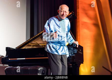 Cottbus, Deutschland. 03.. Juni 2022. Der australische Ausnahmepianist David Helfgott gibt ein Konzert im Cottbuser Filmtheater „Weltspiegel“. Die Stadt in der Lausitz ist neben Luzern und New York einer der letzten drei Konzertorte des außergewöhnlichen Pianisten außerhalb seiner Heimat Australien. David Helfgott ist einer der berühmtesten Musiker der Welt. 2006 wurde er als erster Musiker, der mit zahlreichen internationalen Preisen ausgezeichnet wurde, in den Walk of Fame in Australien aufgenommen. Quelle: Frank Hammerschmidt/dpa/Alamy Live News Stockfoto