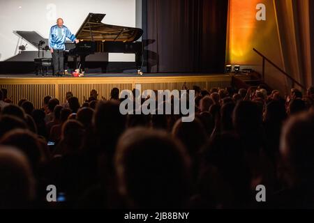 Cottbus, Deutschland. 03.. Juni 2022. Der australische Ausnahmepianist David Helfgott gibt ein Konzert im Cottbuser Filmtheater „Weltspiegel“. Die Stadt in der Lausitz ist neben Luzern und New York einer der letzten drei Konzertorte des außergewöhnlichen Pianisten außerhalb seiner Heimat Australien. David Helfgott ist einer der berühmtesten Musiker der Welt. 2006 wurde er als erster Musiker, der mit zahlreichen internationalen Preisen ausgezeichnet wurde, in den Walk of Fame in Australien aufgenommen. Quelle: Frank Hammerschmidt/dpa/Alamy Live News Stockfoto