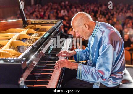 Cottbus, Deutschland. 03.. Juni 2022. Der australische Ausnahmepianist David Helfgott gibt ein Konzert im Cottbuser Filmtheater „Weltspiegel“. Die Stadt in der Lausitz ist neben Luzern und New York einer der letzten drei Konzertorte des außergewöhnlichen Pianisten außerhalb seiner Heimat Australien. David Helfgott ist einer der berühmtesten Musiker der Welt. 2006 wurde er als erster Musiker, der mit zahlreichen internationalen Preisen ausgezeichnet wurde, in den Walk of Fame in Australien aufgenommen. Quelle: Frank Hammerschmidt/dpa/Alamy Live News Stockfoto