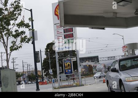 San Francisco, USA. 03.. Juni 2022. Die Preisliste zeigt die Stückpreise für verschiedene Gasarten. Nach dem Krieg in der Ukraine steigt der Erdgaspreis in diesen Monaten weltweit stark an. In Kalifornien ist der Gaspreis nach dem Krieg um $2 pro Gallone gestiegen. Im Moment trifft der Gaspreis in San Francisco auf $7 pro Gallone, es ist der höchste Preis, den diese Stadt je erreicht hat. Kredit: SOPA Images Limited/Alamy Live Nachrichten Stockfoto