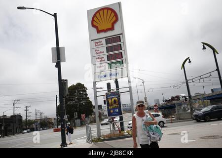 San Francisco, USA. 03.. Juni 2022. Die Preisliste zeigt die Stückpreise für verschiedene Gasarten. Nach dem Krieg in der Ukraine steigt der Erdgaspreis in diesen Monaten weltweit stark an. In Kalifornien ist der Gaspreis nach dem Krieg um $2 pro Gallone gestiegen. Im Moment trifft der Gaspreis in San Francisco auf $7 pro Gallone, es ist der höchste Preis, den diese Stadt je erreicht hat. Kredit: SOPA Images Limited/Alamy Live Nachrichten Stockfoto