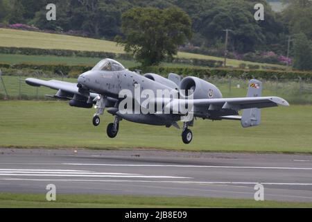 79-0175, ein Fairchild Republic A-10C Thunderbolt II (oder Warthog), der vom 175.-Flügel der Maryland Air National Guard der United States Air Force betrieben wird und am Prestwick International Airport in Ayrshire ankommt. Das Flugzeug war eines von zehn A-10Cs-Flugzeugen, die auf ihrer Reise von Lettland zurück in die USA durch Prestwick flogen, nachdem es an der Übung Swift Response teilgenommen hatte. Stockfoto