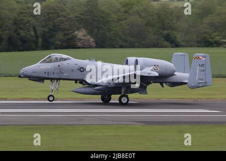 79-0175, ein Fairchild Republic A-10C Thunderbolt II (oder Warthog), der vom 175.-Flügel der Maryland Air National Guard der United States Air Force betrieben wird und am Prestwick International Airport in Ayrshire ankommt. Das Flugzeug war eines von zehn A-10Cs-Flugzeugen, die auf ihrer Reise von Lettland zurück in die USA durch Prestwick flogen, nachdem es an der Übung Swift Response teilgenommen hatte. Stockfoto