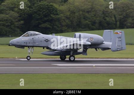 79-0175, ein Fairchild Republic A-10C Thunderbolt II (oder Warthog), der vom 175.-Flügel der Maryland Air National Guard der United States Air Force betrieben wird und am Prestwick International Airport in Ayrshire ankommt. Das Flugzeug war eines von zehn A-10Cs-Flugzeugen, die auf ihrer Reise von Lettland zurück in die USA durch Prestwick flogen, nachdem es an der Übung Swift Response teilgenommen hatte. Stockfoto