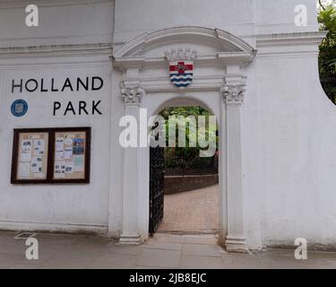 London, Greater London, England, Mai 28 2022: Ummauerter, eingezäunter und gewölbter Eingang zum Holland Park in Kensington. Stockfoto