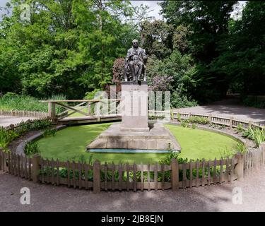 London, Greater London, England, Mai 28 2022: Lord Holland Statue im Holland Park in der Gegend von Kensington. Stockfoto