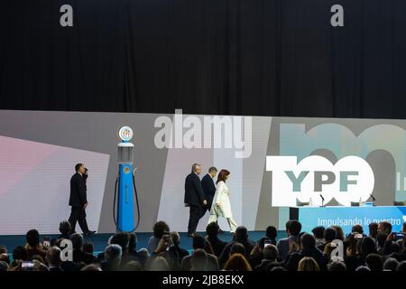 Provinz Buenos Aires, Argentinien. 03.. Juni 2022. Der Präsident der Nation Alberto Fernández und die Vizepräsidentin Cristina Fernández bei der Veranstaltung zum 100.-jährigen Bestehen des staatlichen Energieunternehmens Fiscal Oilfields (YPF). Der Präsident und Vizepräsident der Nation bei der Veranstaltung. (Foto: Esteban Osorio/Pacific Press) Quelle: Pacific Press Media Production Corp./Alamy Live News Stockfoto