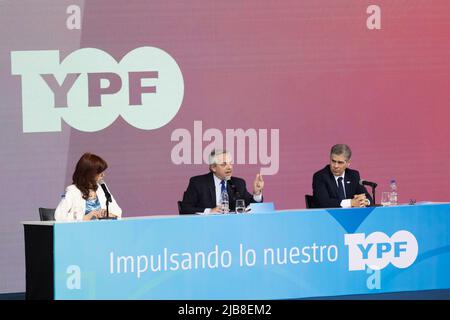 Provinz Buenos Aires, Argentinien. 03.. Juni 2022. Der Präsident der Nation Alberto Fernández und die Vizepräsidentin Cristina Fernández bei der Veranstaltung zum 100.-jährigen Bestehen des staatlichen Energieunternehmens Fiscal Oilfields (YPF). Der Präsident der Nation hält seine Rede bei der Veranstaltung. (Foto: Esteban Osorio/Pacific Press) Quelle: Pacific Press Media Production Corp./Alamy Live News Stockfoto