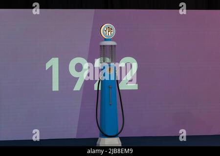 Provinz Buenos Aires, Argentinien. 03.. Juni 2022. Der Präsident der Nation Alberto Fernández und die Vizepräsidentin Cristina Fernández bei der Veranstaltung zum 100.-jährigen Bestehen des staatlichen Energieunternehmens Fiscal Oilfields (YPF). Eine alte YPF-Pumpe. (Foto: Esteban Osorio/Pacific Press) Quelle: Pacific Press Media Production Corp./Alamy Live News Stockfoto