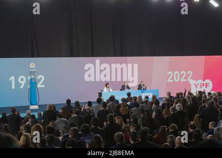 Provinz Buenos Aires, Argentinien. 03.. Juni 2022. Der Präsident der Nation Alberto Fernández und die Vizepräsidentin Cristina Fernández bei der Veranstaltung zum 100.-jährigen Bestehen des staatlichen Energieunternehmens Fiscal Oilfields (YPF). (Foto: Esteban Osorio/Pacific Press) Quelle: Pacific Press Media Production Corp./Alamy Live News Stockfoto