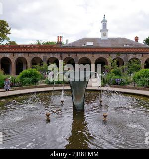 London, Greater London, England, Mai 28 2022: Springbrunnen mit Orangerie und Turm im Holland Park im Kensington-Viertel. Stockfoto