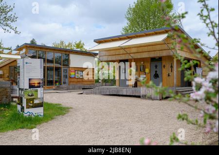 Hitzacker, Deutschland. 03.. Mai 2022. Der Eingangsbereich des 'Destinature Village'. Mini-Holzhütten laden zum Übernachten ein, ein Wellnessbereich mit Sauna zum Entspannen. Das Destinature Village erhielt dafür den Deutschen Tourismuspreis. (To dpa: Glamping in Hütten auf Stelzen im Destinature Village Hitzacker) Quelle: Philipp Schulze/dpa/Alamy Live News Stockfoto