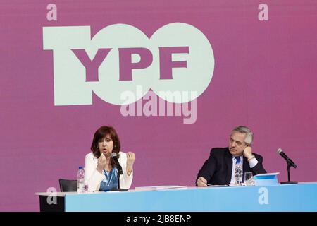 Provinz Buenos Aires, Argentinien. 03.. Juni 2022. Der Präsident der Nation Alberto Fernández und die Vizepräsidentin Cristina Fernández bei der Veranstaltung zum 100.-jährigen Bestehen des staatlichen Energieunternehmens Fiscal Oilfields (YPF). Die Vizepräsidentin hält ihre Rede auf der Veranstaltung. (Foto: Esteban Osorio/Pacific Press) Quelle: Pacific Press Media Production Corp./Alamy Live News Stockfoto